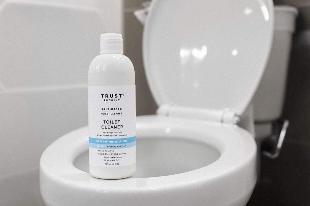 塩ベーストイレ用洗浄剤のボトルと輝く便器