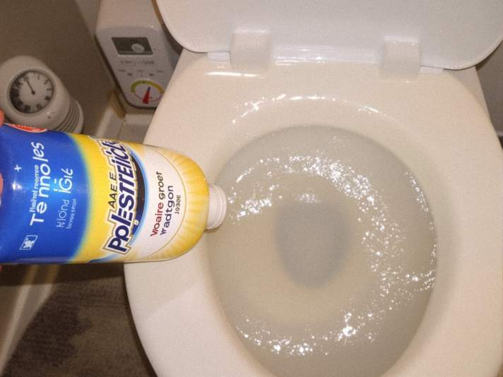 洗浄剤を塗布した便器を浸け置きしている様子