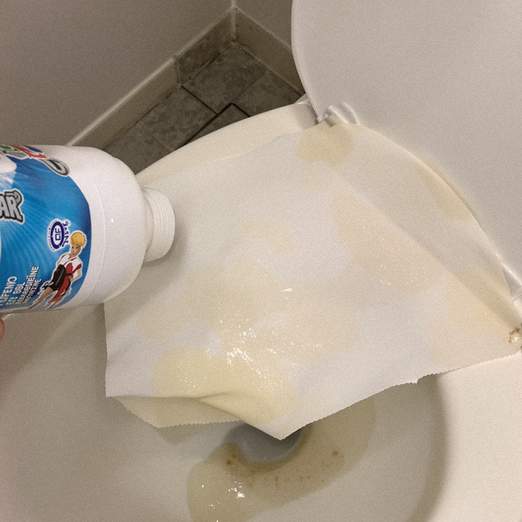 トイレットペーパーで洗浄剤をパックしている様子